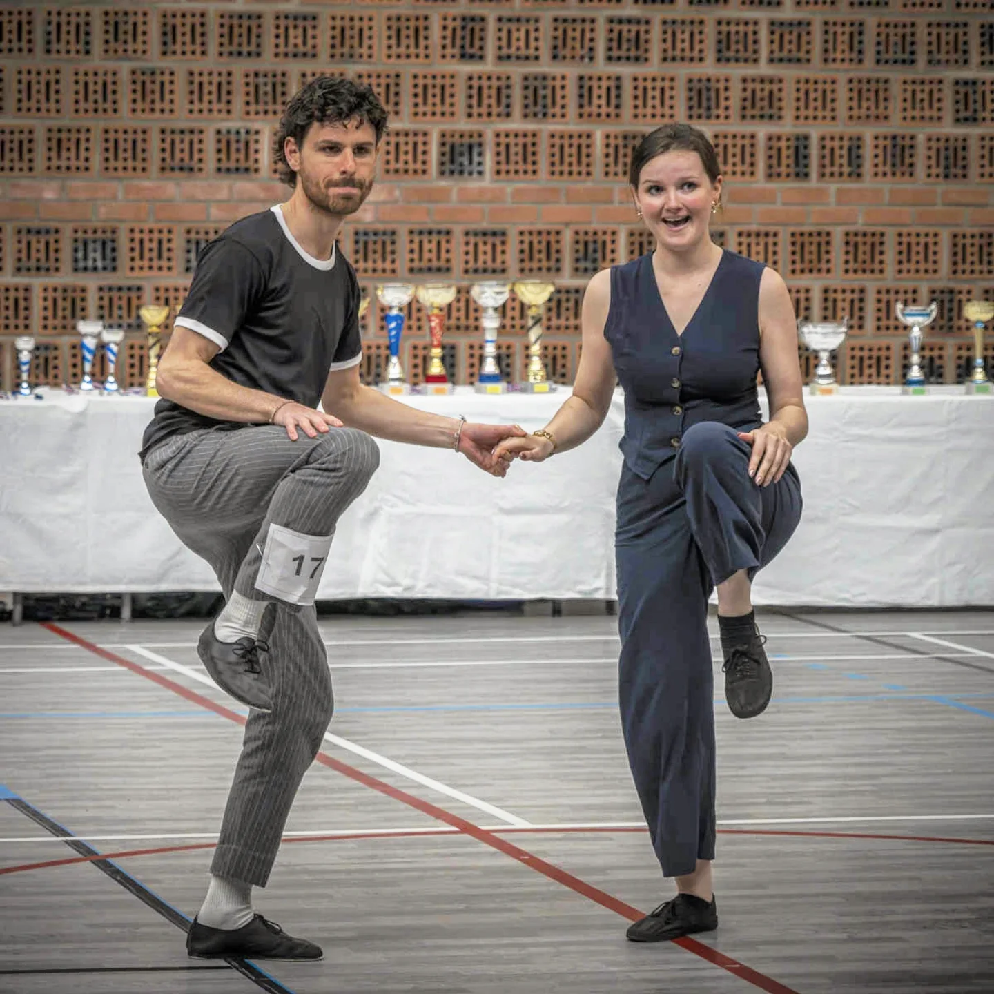 Danseurs de Boogie-Woogie avec jeux de jambes énergiques