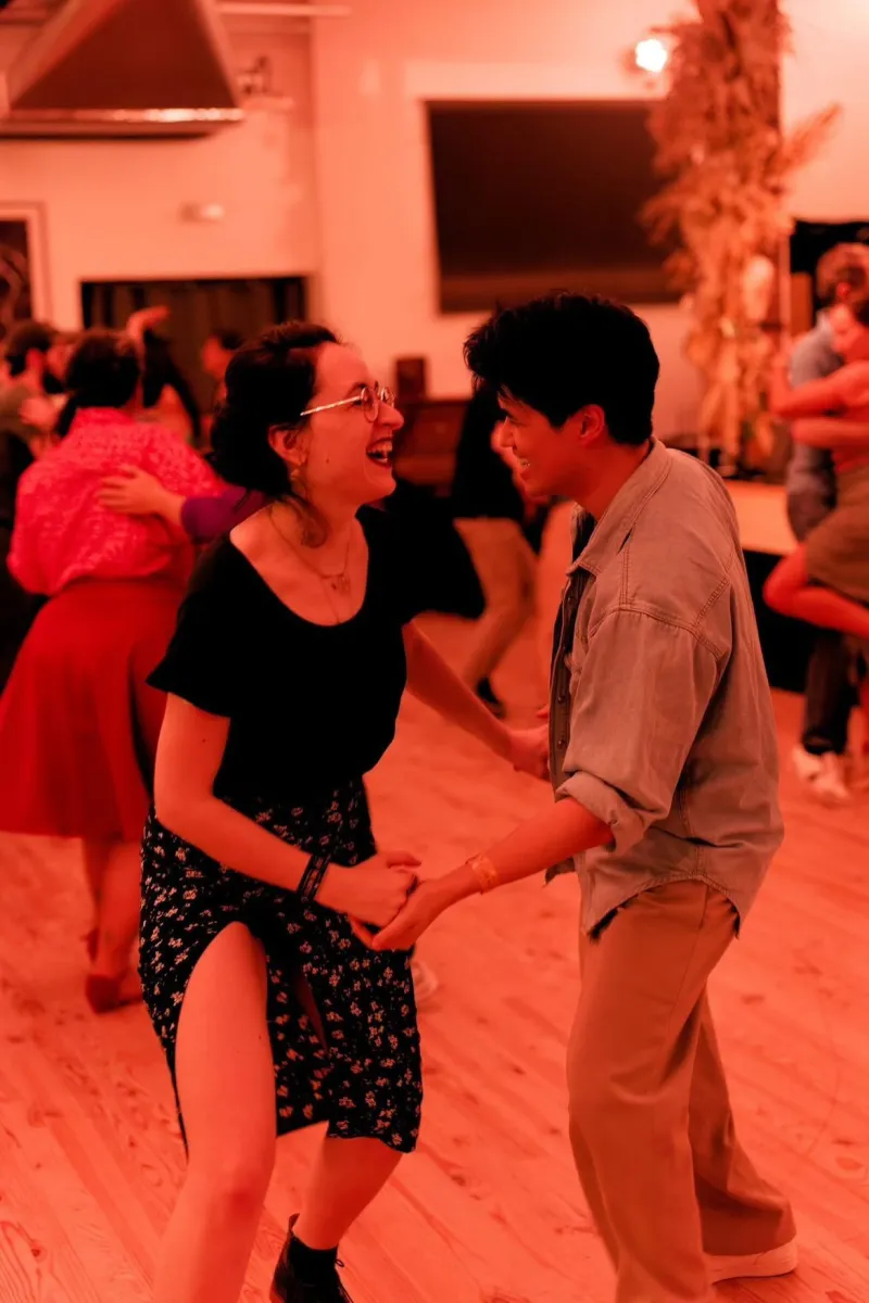 Danseurs de Lindy Hop en plein mouvement swing