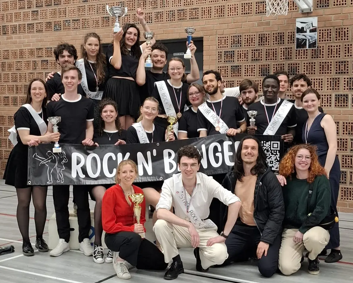 Couple dansant le Rock dans une salle de bal parisienne
